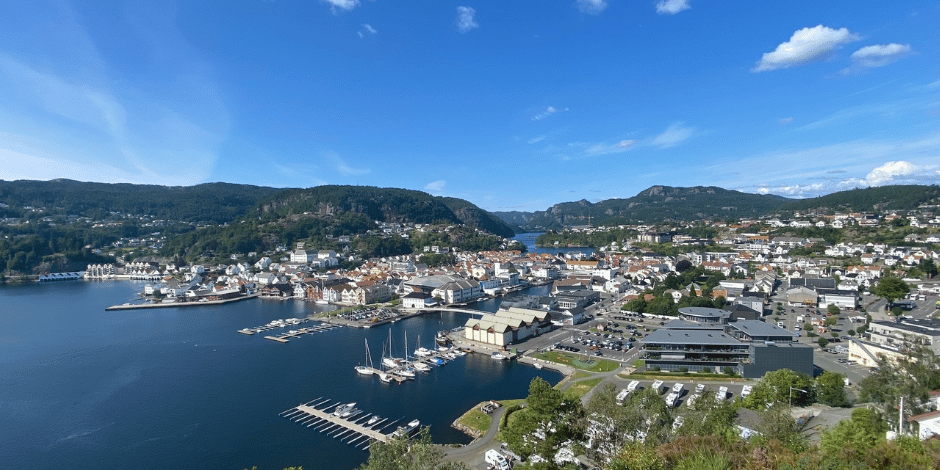 Foto med utsikt over Flekkefjord om sommeren. 